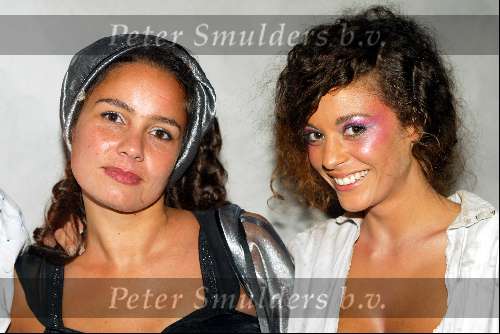 Zaandam 4 juli 2003
Verjaardagfeestje van Fajah Lourens in zaandam
Hier met haar zus
