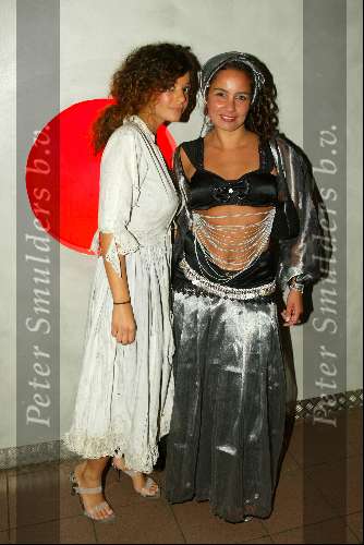 Zaandam 4 juli 2003
Verjaardagfeestje van Fajah Lourens in zaandam
Hier met haar zus