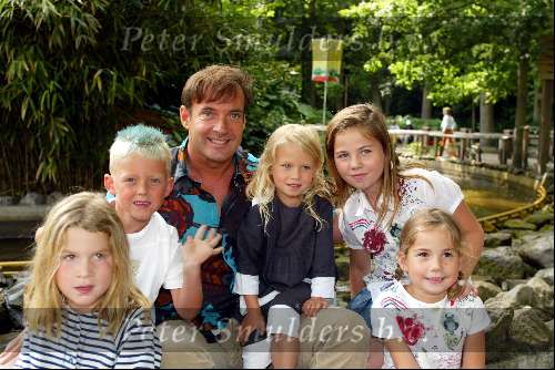 Wassenaar 8juli 2003
Nieuwe show in duinrell
Gerard Joling met kind Wino Omtzigt