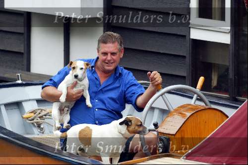 Amsterdam 8juli 2003
Hans v d Togt met zijn hondjes in zijn sloep voor zijn woonboot