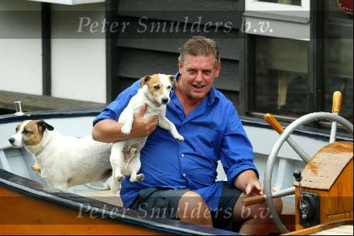 Amsterdam 8juli 2003
Hans v d Togt met zijn hondjes in zijn sloep voor zijn woonboot