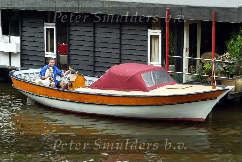 Amsterdam 8juli 2003
Hans v d Togt met zijn hondjes in zijn sloep voor zijn woonboot