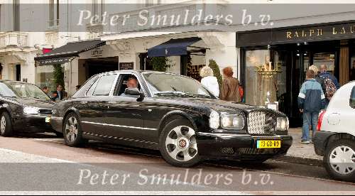 Amsterdam 2 juli 2003
Harry Mens met chauffeur in Bentley in pc hooftstraat