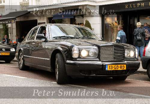 Amsterdam 2 juli 2003
Harry Mens met chauffeur in Bentley in pc hooftstraat
