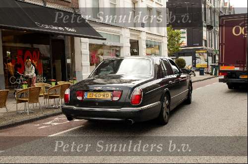 Amsterdam 2 juli 2003
Harry Mens met chauffeur in Bentley in pc hooftstraat