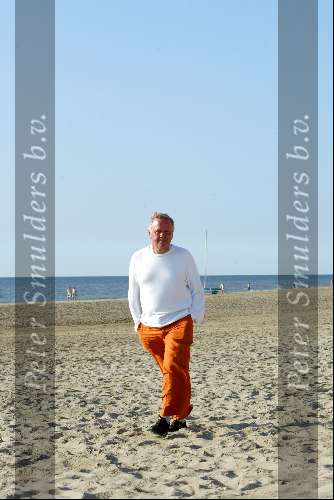 Noordwijk 22 juli 2003
Harry  Mens wandelend op het strand bij Hotel Huis ter Duin in Noordwijk
