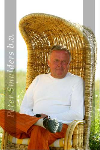 Noordwijk 22 juli 2003
Harry  Mens in een stradstoel op het strand bij Hotel Huis ter Duin in Noordwijk