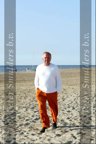 Noordwijk 22 juli 2003
Harry  Mens wandelend op het strand bij Hotel Huis ter Duin in Noordwijk