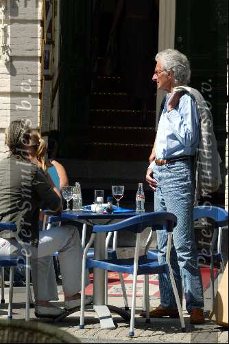 Amsterdam 9 juli 2003
Harry Mulisch met vrouw en dochter op terras op de pc hooftstraat