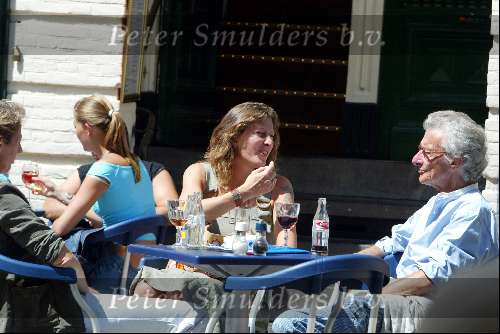 Amsterdam 9 juli 2003
Harry Mulisch met vrouw en dochter op terras op de pc hooftstraat