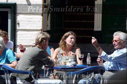 Amsterdam 9 juli 2003
Harry Mulisch met vrouw en dochter op terras op de pc hooftstraat