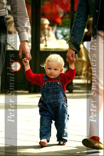 Amsterdam 3 juli 2003
Prins Bernhard jr Prinses Annette en hun dochterje Prinses Isabella met haar eerste stapjes