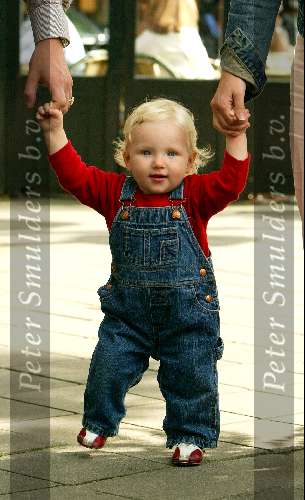Amsterdam 3 juli 2003
Prins Bernhard jr Prinses Annette en hun dochterje Prinses Isabella met haar eerste stapjes