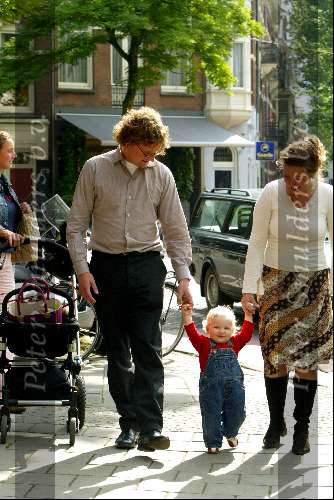Amsterdam 3 juli 2003
Prins Bernhard jr Prinses Annette en hun dochterje Prinses Isabella met haar eerste stapjes