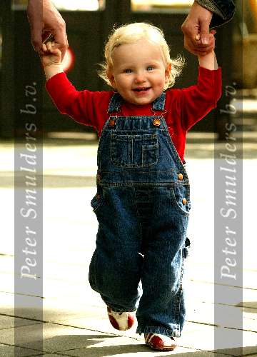 Amsterdam 3 juli 2003
Prins Bernhard jr Prinses Annette en hun dochterje Prinses Isabella met haar eerste stapjes