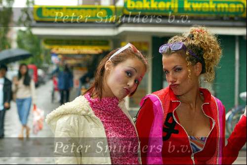 Amsterdam 17 juli 2003
Jennifer de Jong en Tatum Dagelet bij TV-opnames.
Brutale meiden