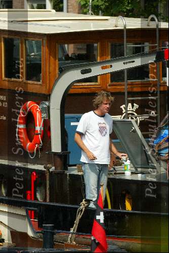 Amsterdam  8 juli 2003
Jeroen Pauw  op zijn woonboot