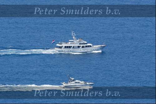 Porto Ercole 20 juli 2003
Jumbo VI varend onder begeleiding van een Italiaanse politieboot
