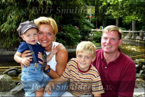 Wassenaar 8juli 2003
nieuwe show in duinrell
Mariska v Kolck met zoontjes en man