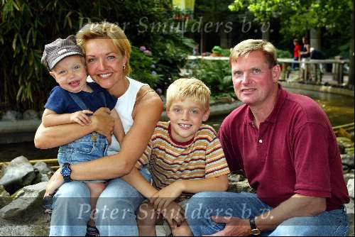 Wassenaar 8juli 2003
nieuwe show in duinrell
Mariska v Kolck met zoontjes en man