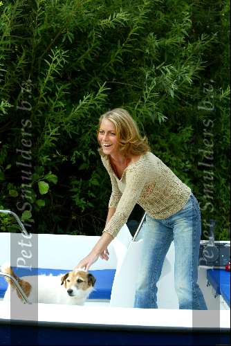 Loosdrecht 10 juli 2003
Milika Peterzon op haar boot met haar hondje