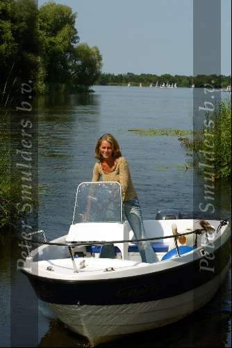 Loosdrecht 10 juli 2003
Milika Peterzon op haar boot met haar hondje