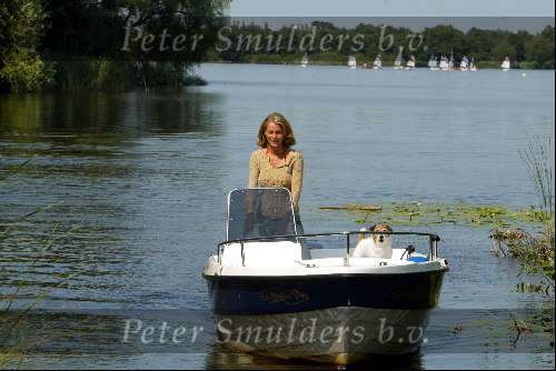 Loosdrecht 10 juli 2003
Milika Peterzon op haar boot met haar hondje
