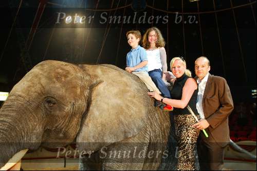 Amsterdam 8 juli 2003
Premiere circus Renz bij de RAI
Monique Collignon met man en kinderen bij olifant