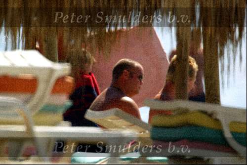 Marbella 26 juli 2003
Paul de Leeuw met Stefan Nugter en Kas op het strand