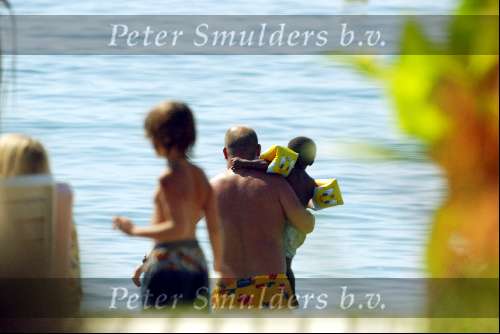 Marbella 26 juli 2003
Paul de Leeuw met Stefan Nugter en Kas op het strand