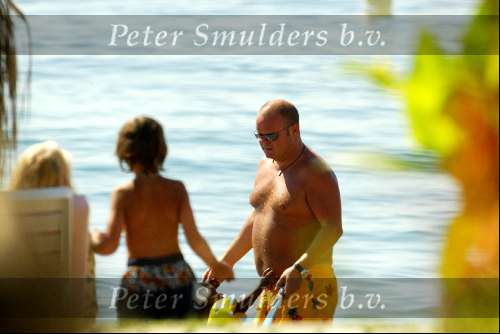 Marbella 26 juli 2003
Paul de Leeuw met Stefan Nugter en Kas op het strand