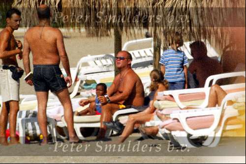 Marbella 26 juli 2003
Paul de Leeuw met Stefan Nugter en Kas op het strand