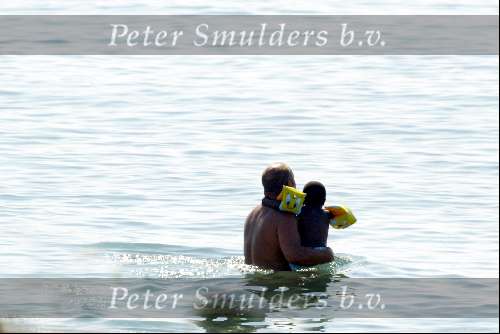 Marbella 26 juli 2003
Paul de Leeuw met Stefan Nugter en Kas op het strand
