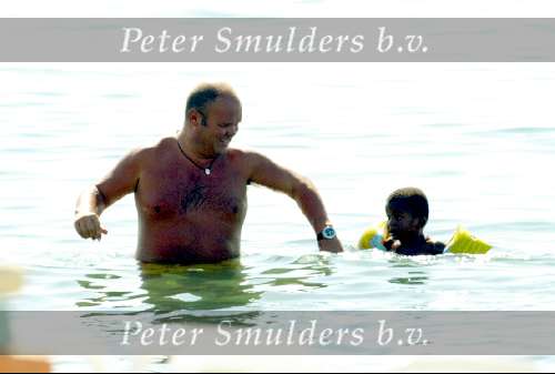 Marbella 26 juli 2003
Paul de Leeuw met Stefan Nugter en Kas op het strand