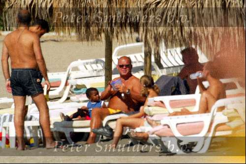 Marbella 26 juli 2003
Paul de Leeuw met Stefan Nugter en Kas op het strand