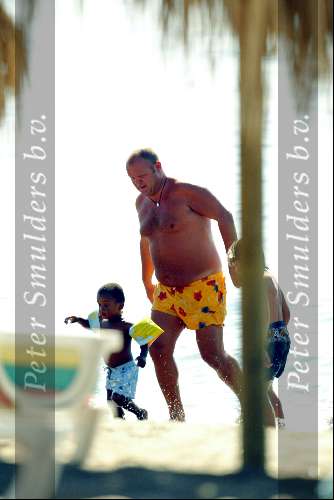 Marbella 26 juli 2003
Paul de Leeuw met Stefan Nugter en Kas op het strand