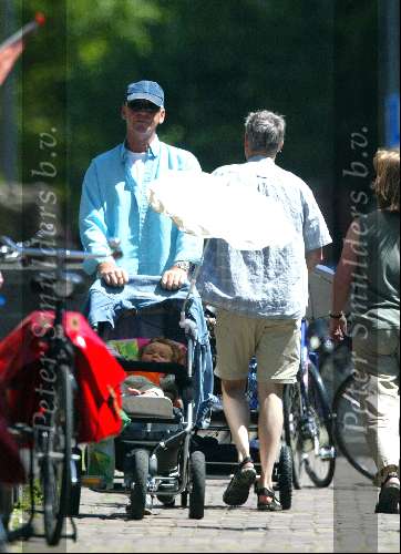 Amsterdam 12 juli 2003 
Peter Faber met baby achter kinderwagen