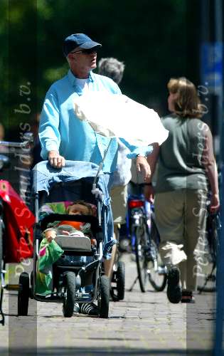 Amsterdam 12 juli 2003 
Peter Faber met baby achter kinderwagen