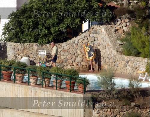 Porto Ercole 20 juli 2003
Prins Bernhard douchen bij zijn huis in blootje