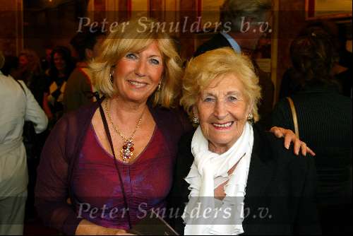 Amsterdam 2 juli 2003
Premiere henk v d meyden in carre
Willeke Alberti met moeder Ria Alberti