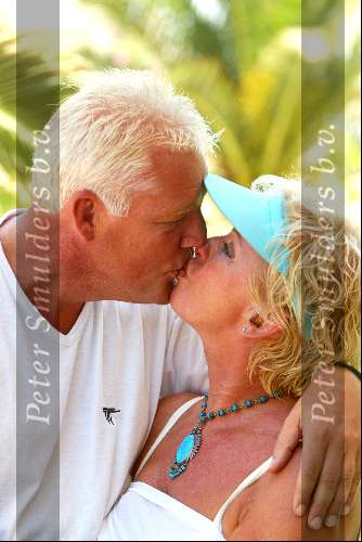 Benalmadena 26 juli 2003
Ria Valk met haar nieuwe vriend Herman kussend