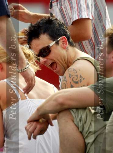 Amsterdam 15 juli 2003
Robbie Williams varen op boot in Amsterdam
Tatoeage