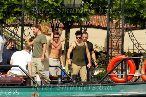 Amsterdam 15 juli 2003
Robbie Williams varen op boot in Amsterdam
Tatoeage