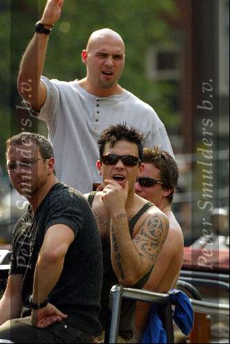Amsterdam 15 juli 2003
Robbie Williams varen op boot in Amsterdam
Tatoeage  Fuck Off