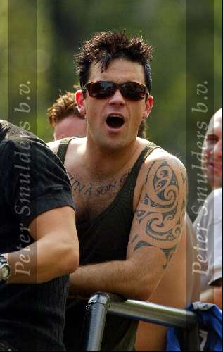 Amsterdam 15 juli 2003
Robbie Williams varen op boot in Amsterdam
Tatoeage