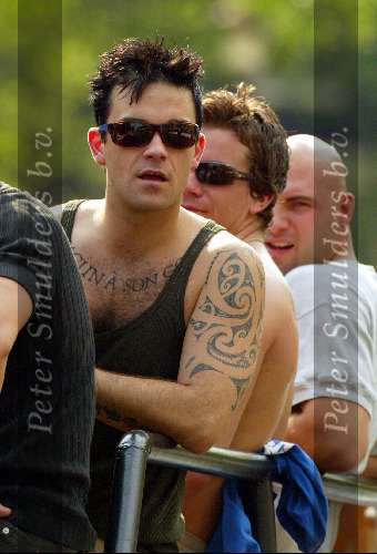 Amsterdam 15 juli 2003
Robbie Williams varen op boot in Amsterdam
Tatoeage