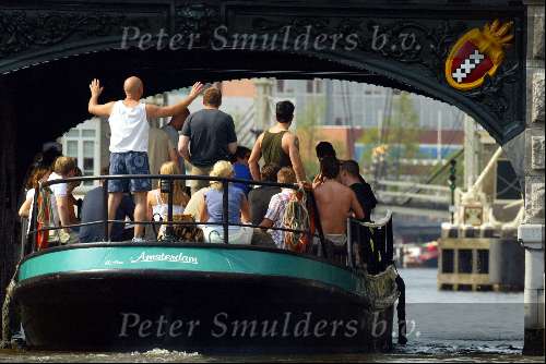 Amsterdam 15 juli 2003
Robbie Williams varen op boot in Amsterdam