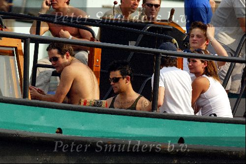 Amsterdam 15 juli 2003
Robbie Williams met tatoeage varend in de grachten van Amsterdam