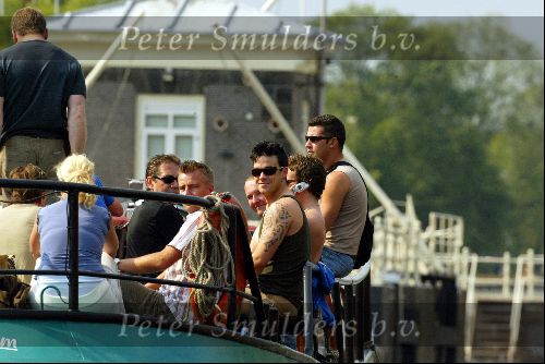 Amsterdam 15 juli 2003
Robbie Williams met tatoeage varend in de grachten van Amsterdam