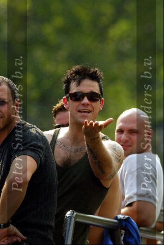 Amsterdam 15 juli 2003
Robbie Williams met tatoeage varend in de grachten van Amsterdam